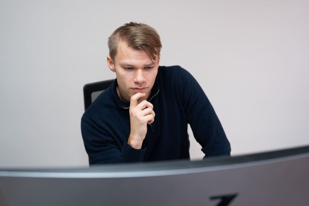 Der Mitarbeiter analysiert das Feedback mithilfe der AI-Textanalyse.