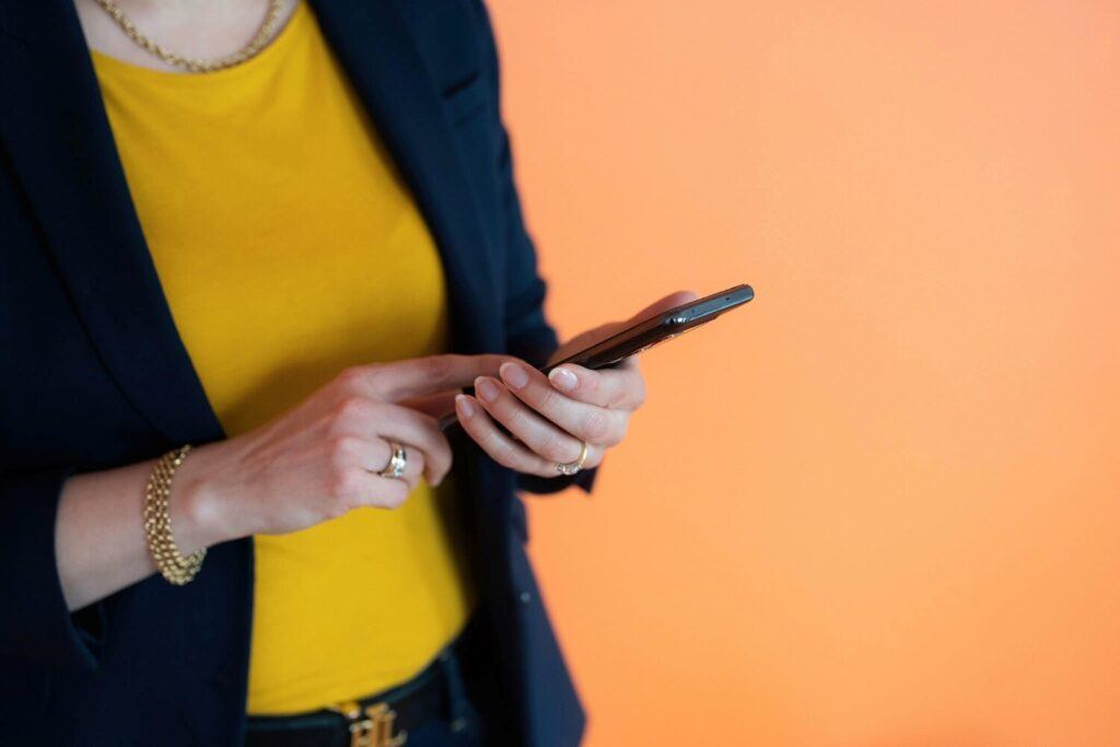 Ein Mitarbeiter beantwortet auf seinem Smartphone eine HR-Pulsbefragung.
